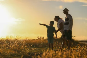 Famille réunie au soleil couchant pour anticiper et préparer l'avenir