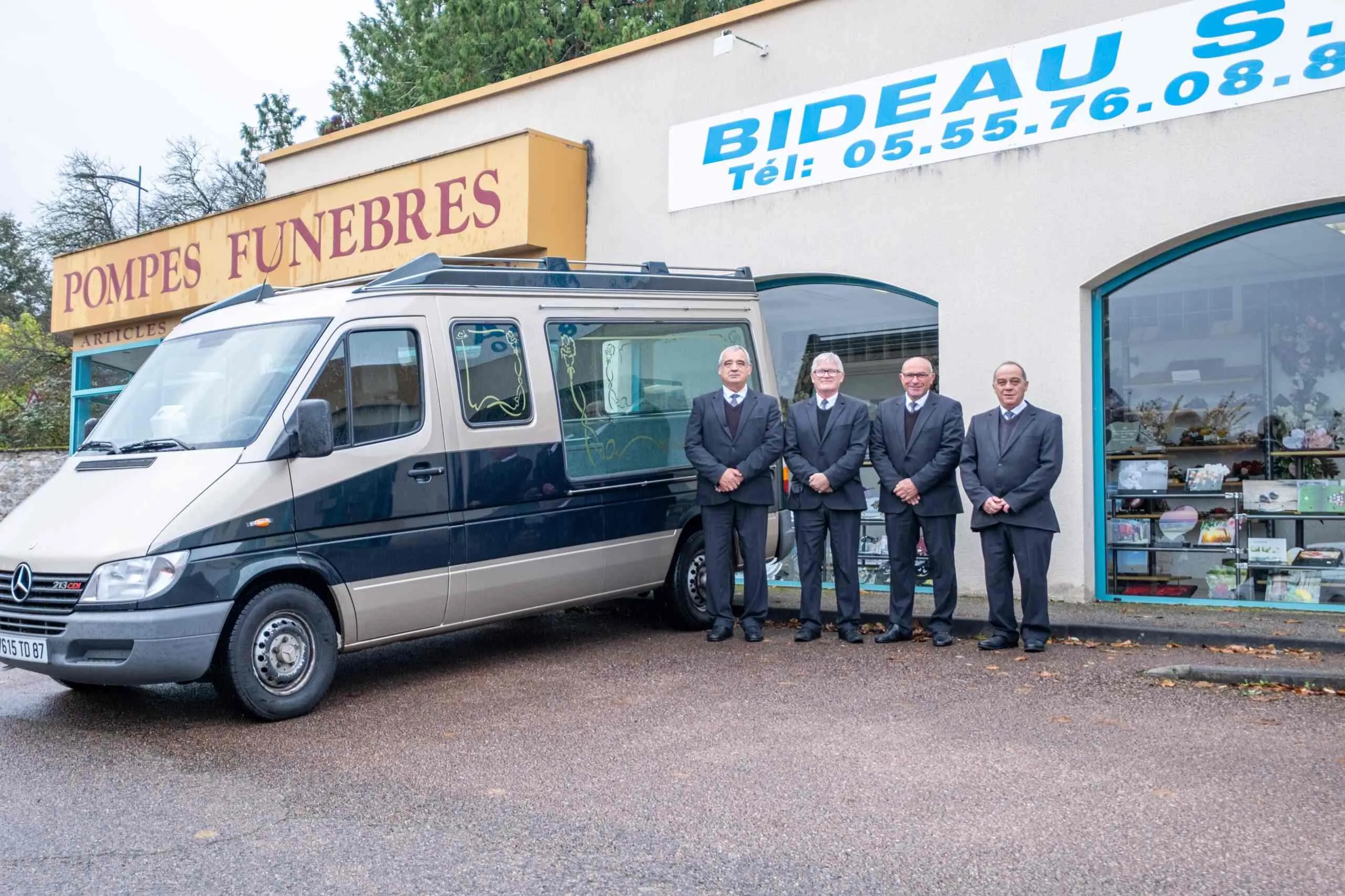 Équipe des Pompes Funèbres Bideau devant leur véhicule funéraire