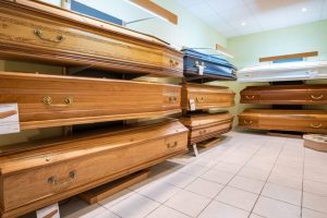 fleurs dans un vase dans un cimetiere