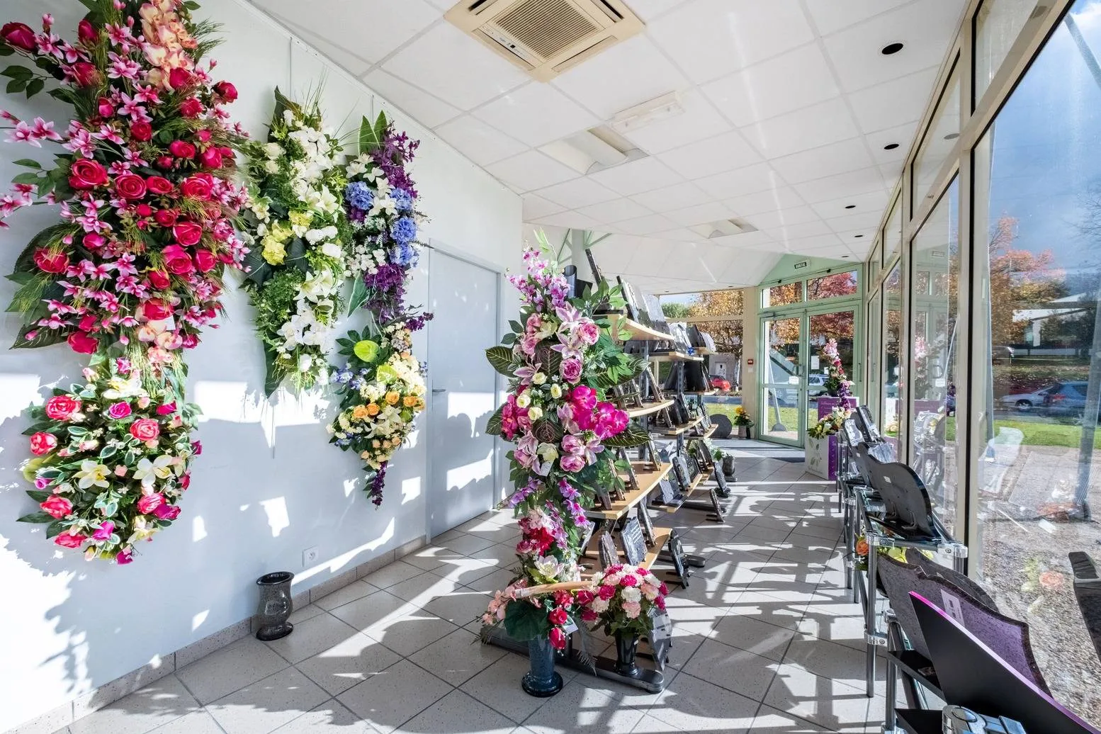 Exposition de fleurs artificielles et articles funéraires en magasin