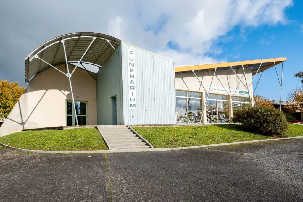 Façade moderne d'un funérarium et espace funéraire